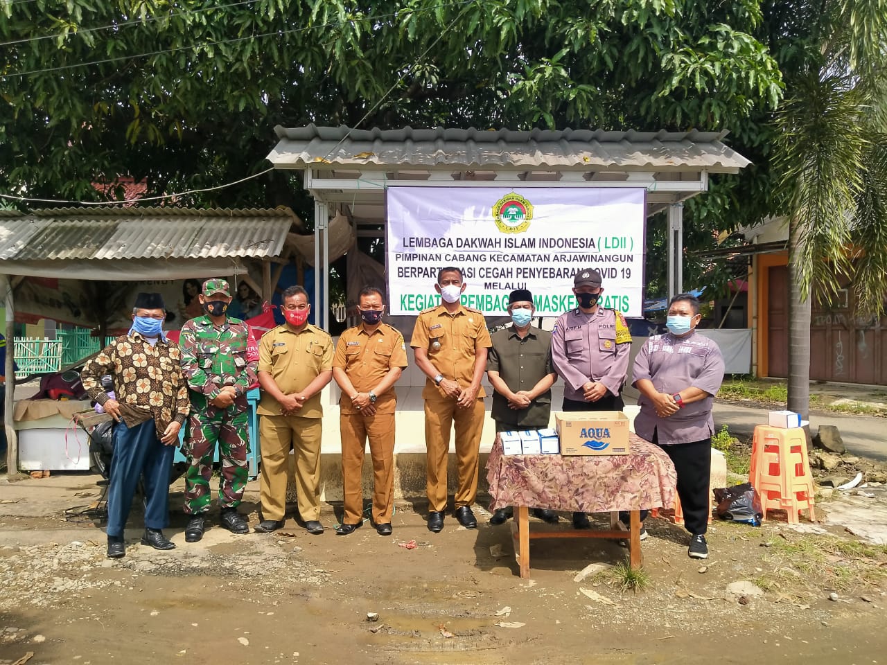 Gandeng Kades, PC LDII Arjawinangun Bagikan Masker