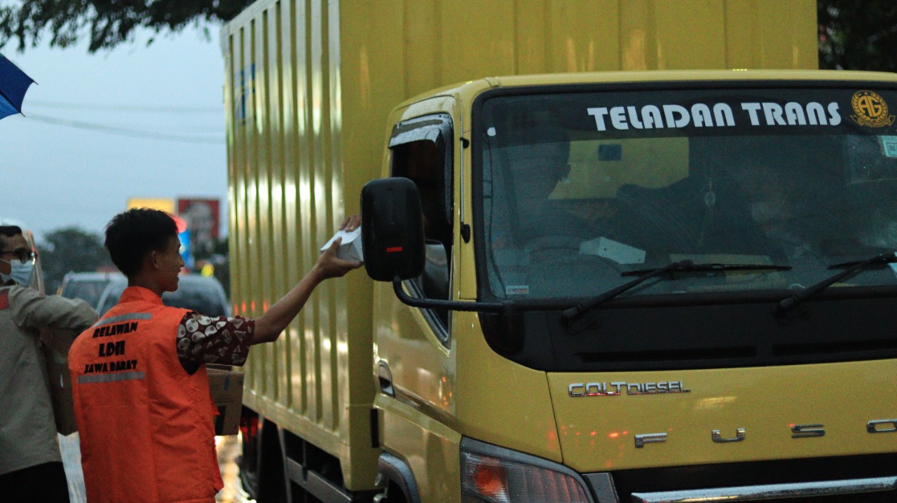 Berbagi Berkah Ramadhan, LDII Jabar Serentak Bagikan Puluhan Ribu Takjil