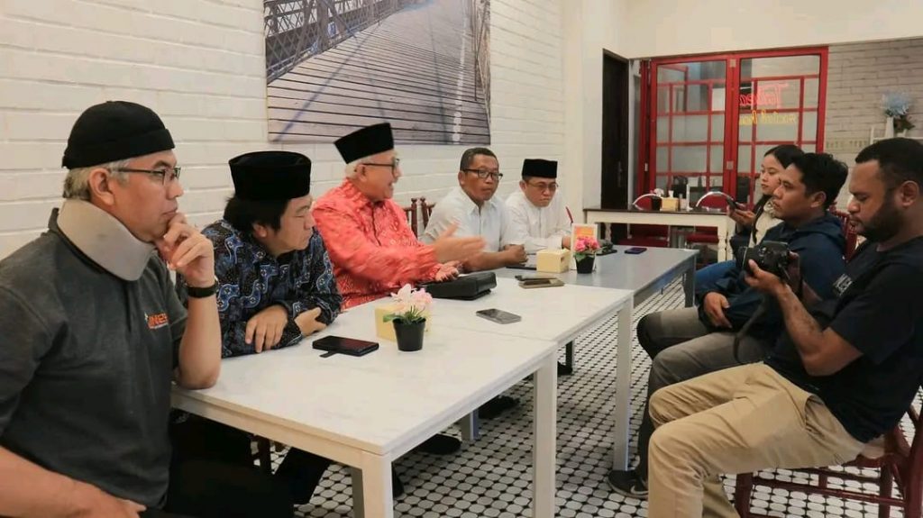 Ketum DPP LDII KH Chriswanto Santoso bersama pengurus DPP LDII dan Ketua DPW LDII Papua Barat, Suroto (kiri, kemeja putih) menjelaskan persiapan Muswil IV LDII Papua Barat di Manokwari dan Rakernas LDII 2023 di Jakarta. (foto elyas)