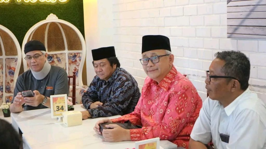 Ketum DPP LDII KH Chriswanto Santoso bersama pengurus DPP LDII dan Ketua DPW LDII Papua Barat, Suroto (kiri, kemeja putih) menjelaskan persiapan Muswil IV LDII Papua Barat di Manokwari dan Rakernas LDII 2023 di Jakarta. (foto: elyas)