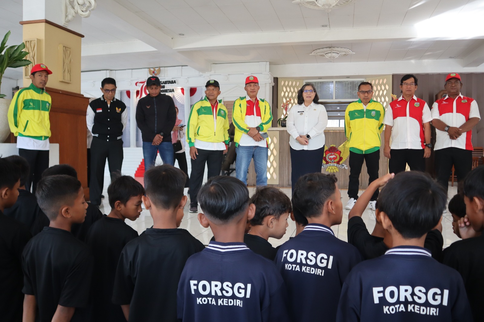 PJ Wali Kota Kediri Lepas Tim Sepakbola FORSGI U-10 Menuju Piala Menpora II