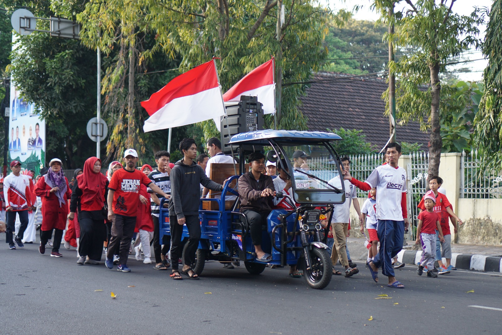 HUT ke-79 RI 2.000 Peserta Meriahkan Jalan Sehat di Ponpes Wali Barokah Kediri