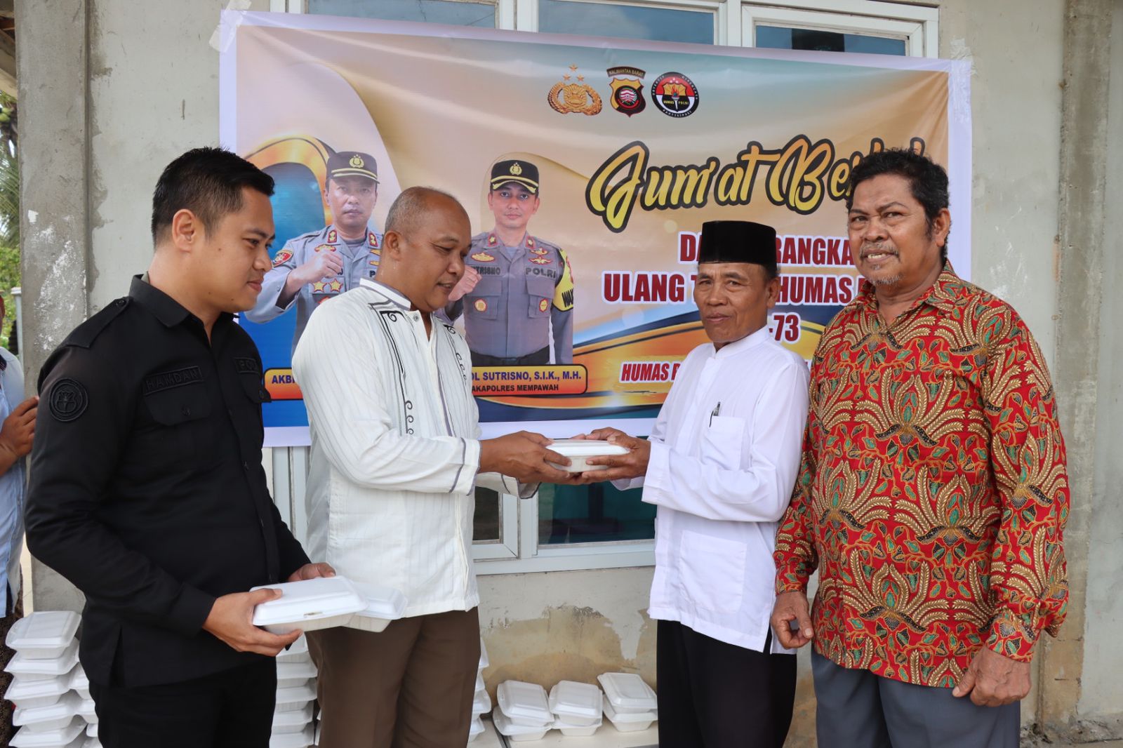 Polres Mempawah Gelar Jumat Berkah, Bagikan Ratusan Paket Makanan untuk Warga LDII