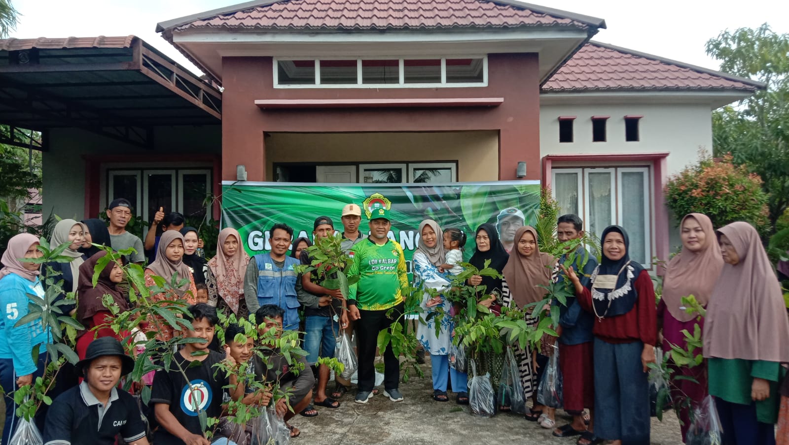 Jadikan Kuala Secapah Sentra Buah, LDII Kalbar Bagikan 150 Bibit Buah Produktif