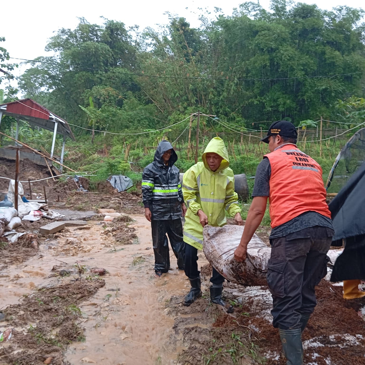 Relawan LDII dan Senkom Bantu Warga Cegah Banjir Susulan di Cikembar