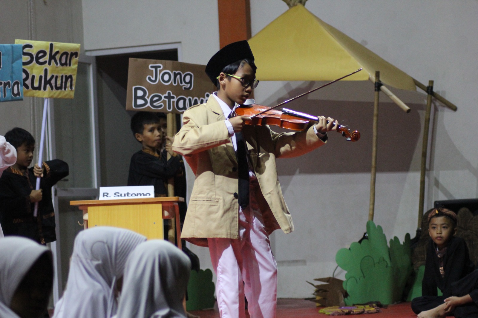 Regenerasi Kebudayaan melalui Pentas Seni di SD Unggulan Baitul Manshurin