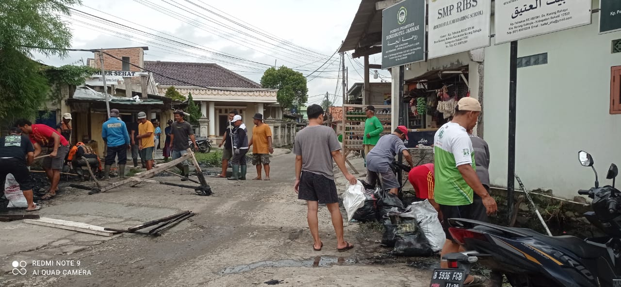 Warga LDII Karang Rahayu Gotong Royong Bersihkan Saluran Air dan Jalan