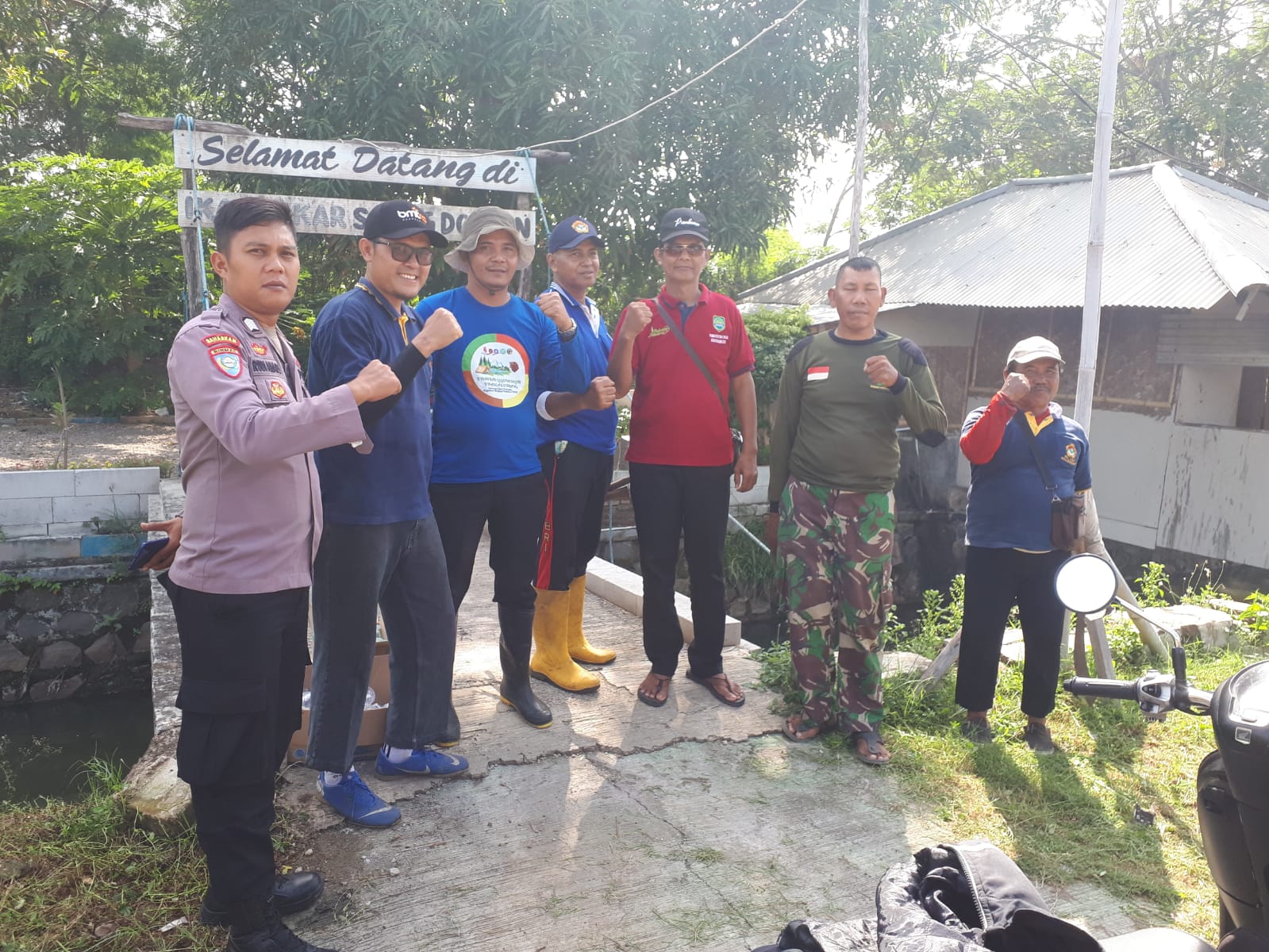 Peringati HPSN, LDII Legonkulon Bersihkan Lingkungan Bersama Warga