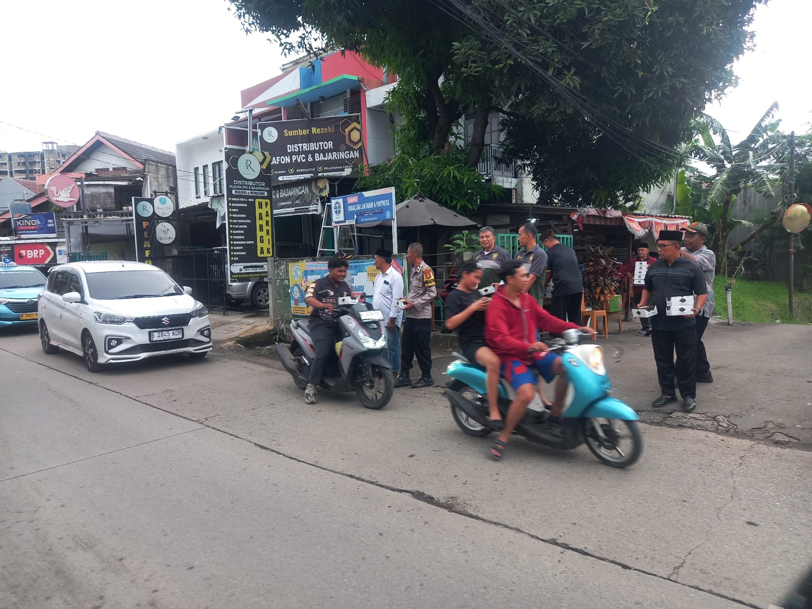Bersama Polsek, LDII Bintara Jaya Tebar Takjil di Bekasi Barat