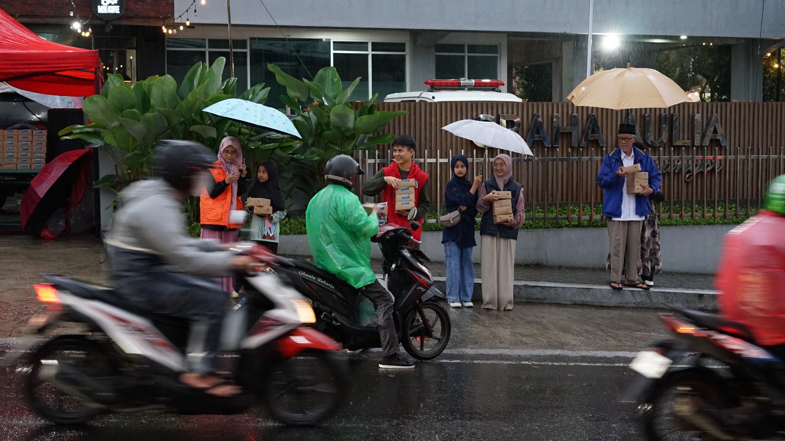 LDII Jabar Gelar Aksi Sosial, Berbagi Takjil Gratis di Jatinangor