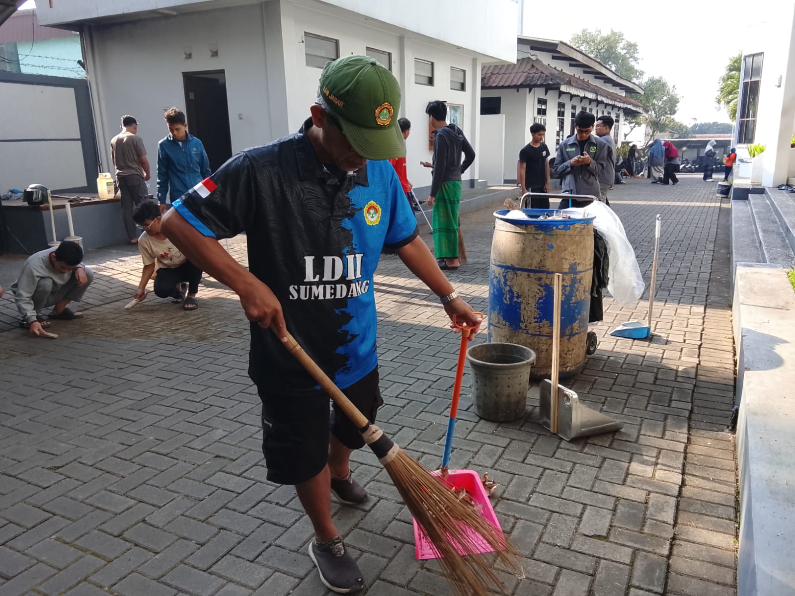LDII Jabar Ajak Gotong Royong, Warga dan Mahasiswa PPM Bersih-Bersih Lingkungan