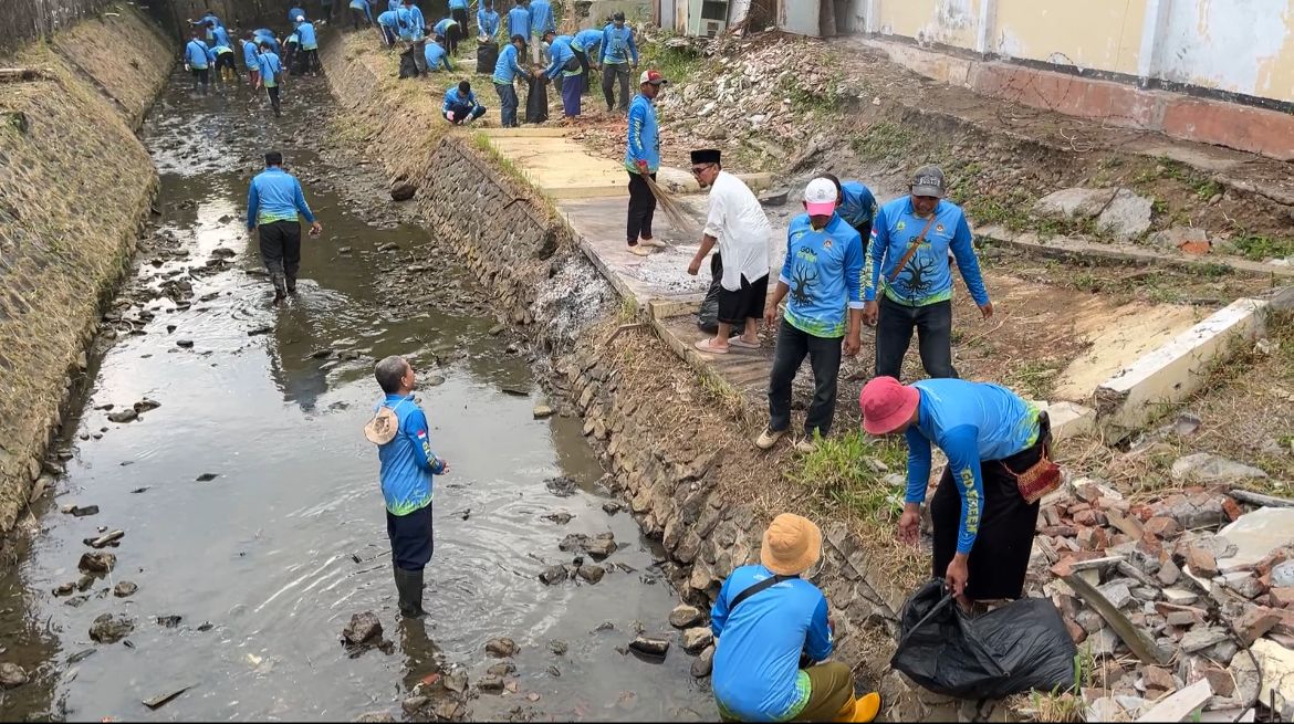 150 Warga LDII Majalengka Turun Tangan Bersihkan Sungai