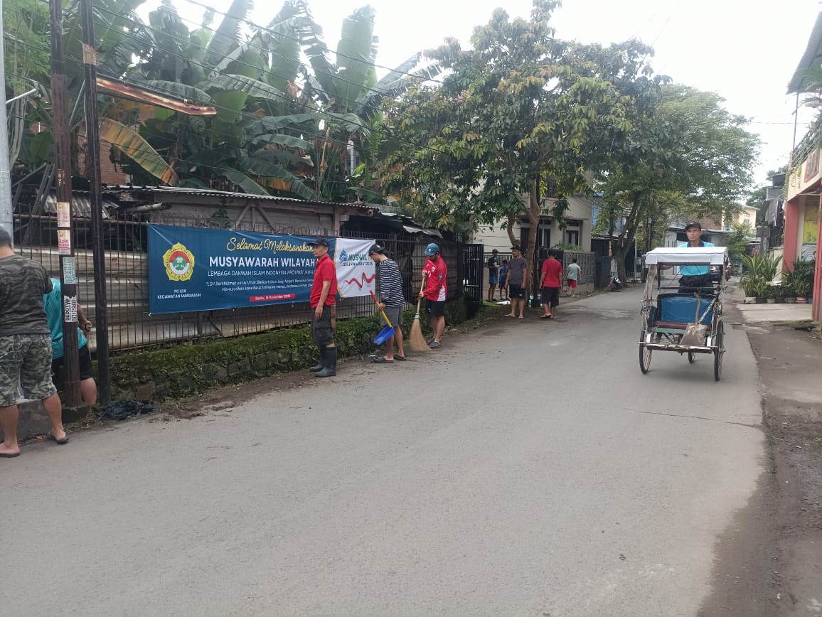 Warga LDII Mekarrahayu dan RT 01 Gelar Kerja Bakti Jaga Lingkungan