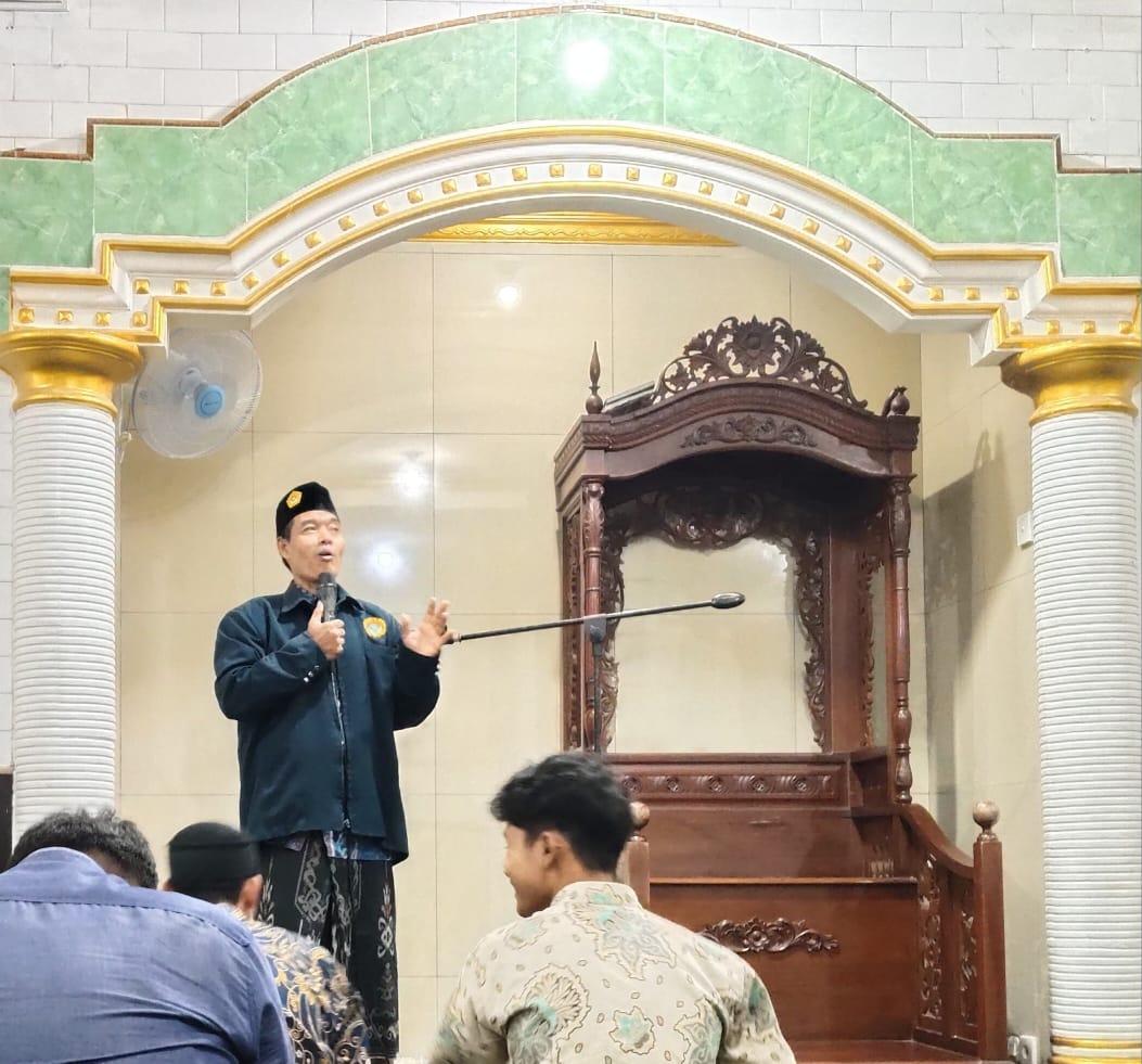 Ketua DKM Ainil Yaqin Achmadun Ceramah Bakda Shalat Jumat